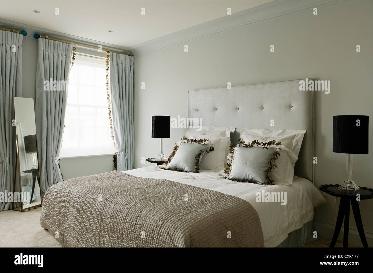 Intérieur couleur jour chambre double lit oreiller traitement de fenêtre couvre-lit quilt texturé de conte de stores Banque D'Images
