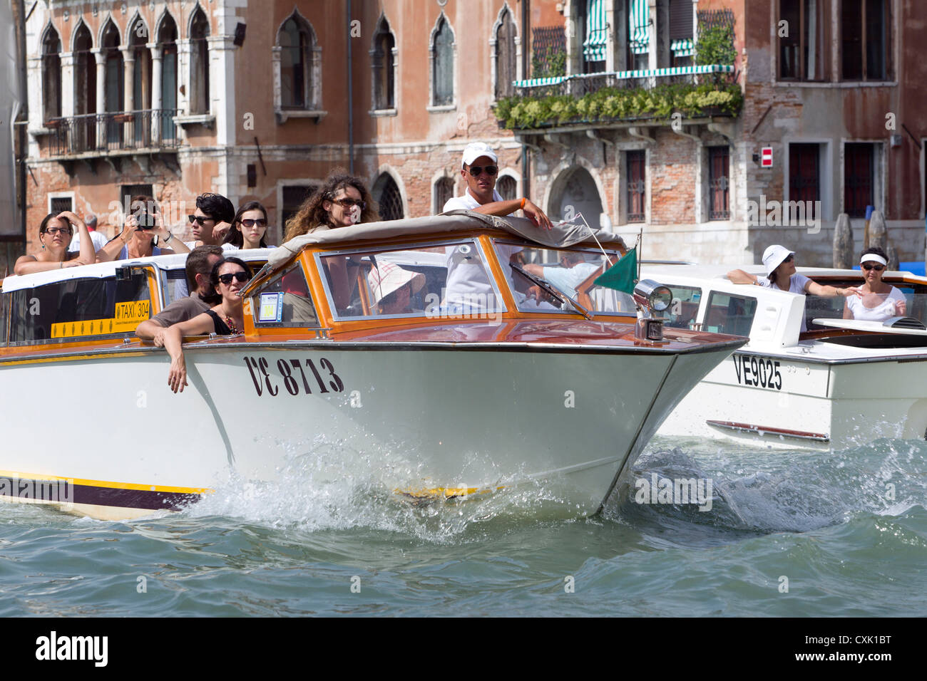 Le Vaporetto (bateau-taxi sur le Grand Canal à Venise, Italie Banque D'Images