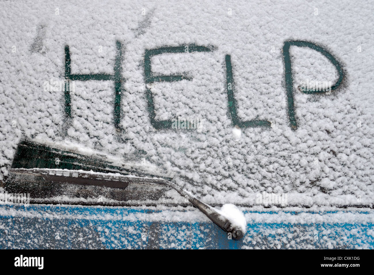 Aide mot écrit au dos de la fenêtre de voiture couverte par les fortes chutes de neige Banque D'Images