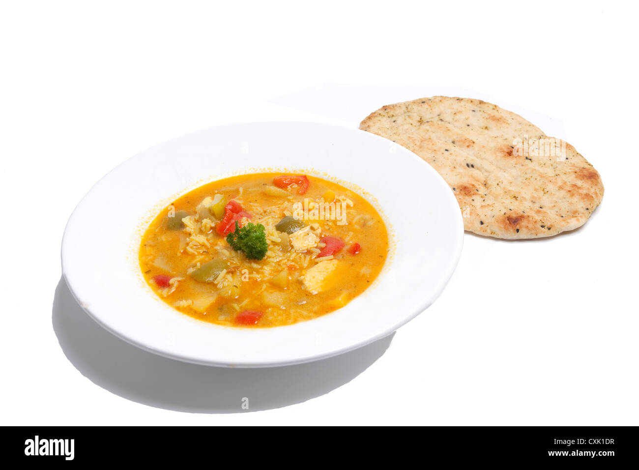 Curry de poulet savoureux avec du pain naan sur le côté Banque D'Images