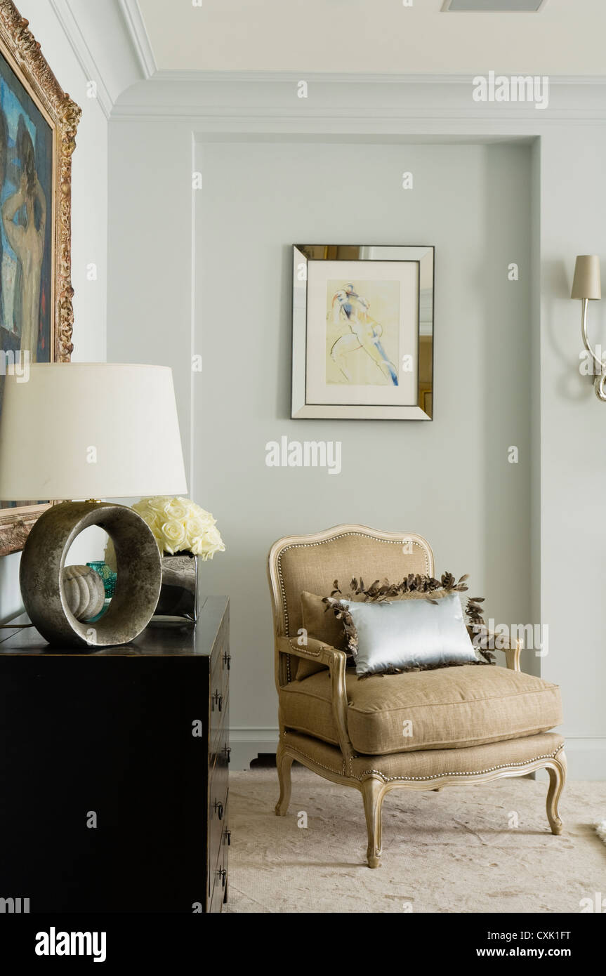 Journée couleur chambre d'Intérieur Lampe abat-jour lampe beige moquette  art chaise sculpturale base commode classic turquoise Photo Stock - Alamy