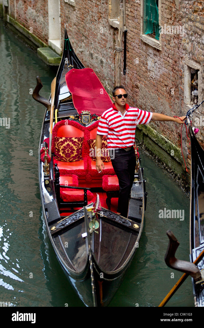 Gondole avec Gondolier à Venise, Italie Banque D'Images