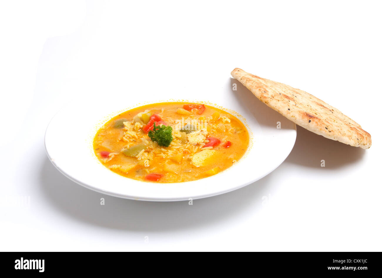 Curry de poulet savoureux avec du pain naan sur le côté Banque D'Images