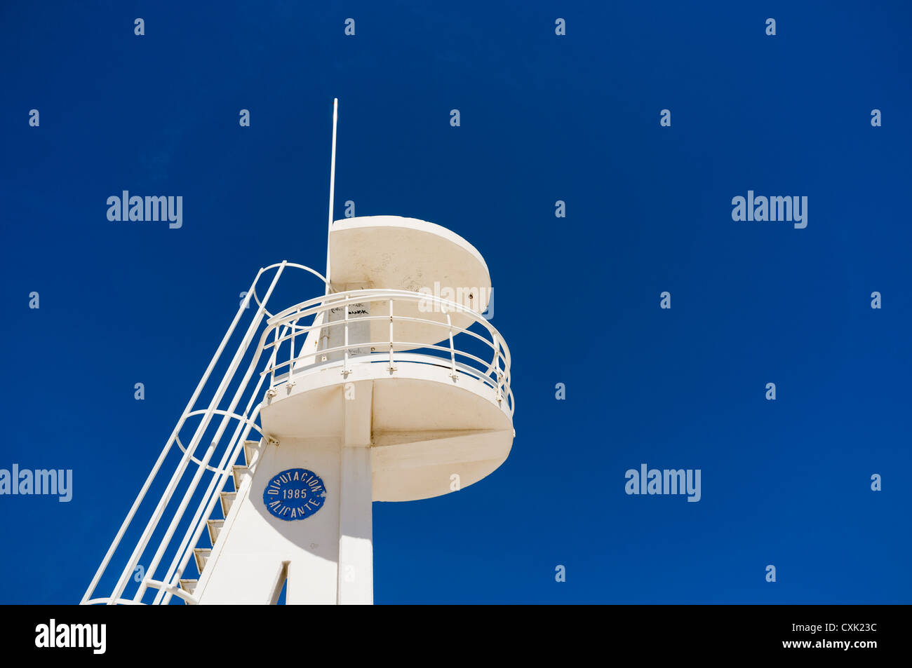 Une tour d'observation du sauveteur blanc contre un ciel bleu profond. Banque D'Images