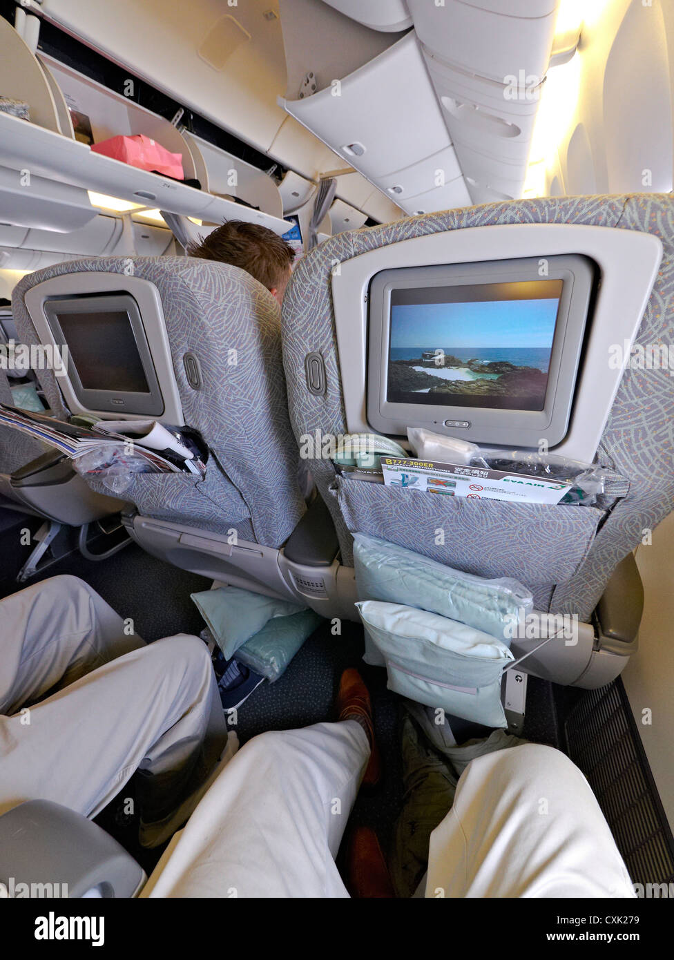 Vue de l'intérieur de l'avion sur l'hébergement en classe affaires et l'espace pour les jambes des passagers. Banque D'Images