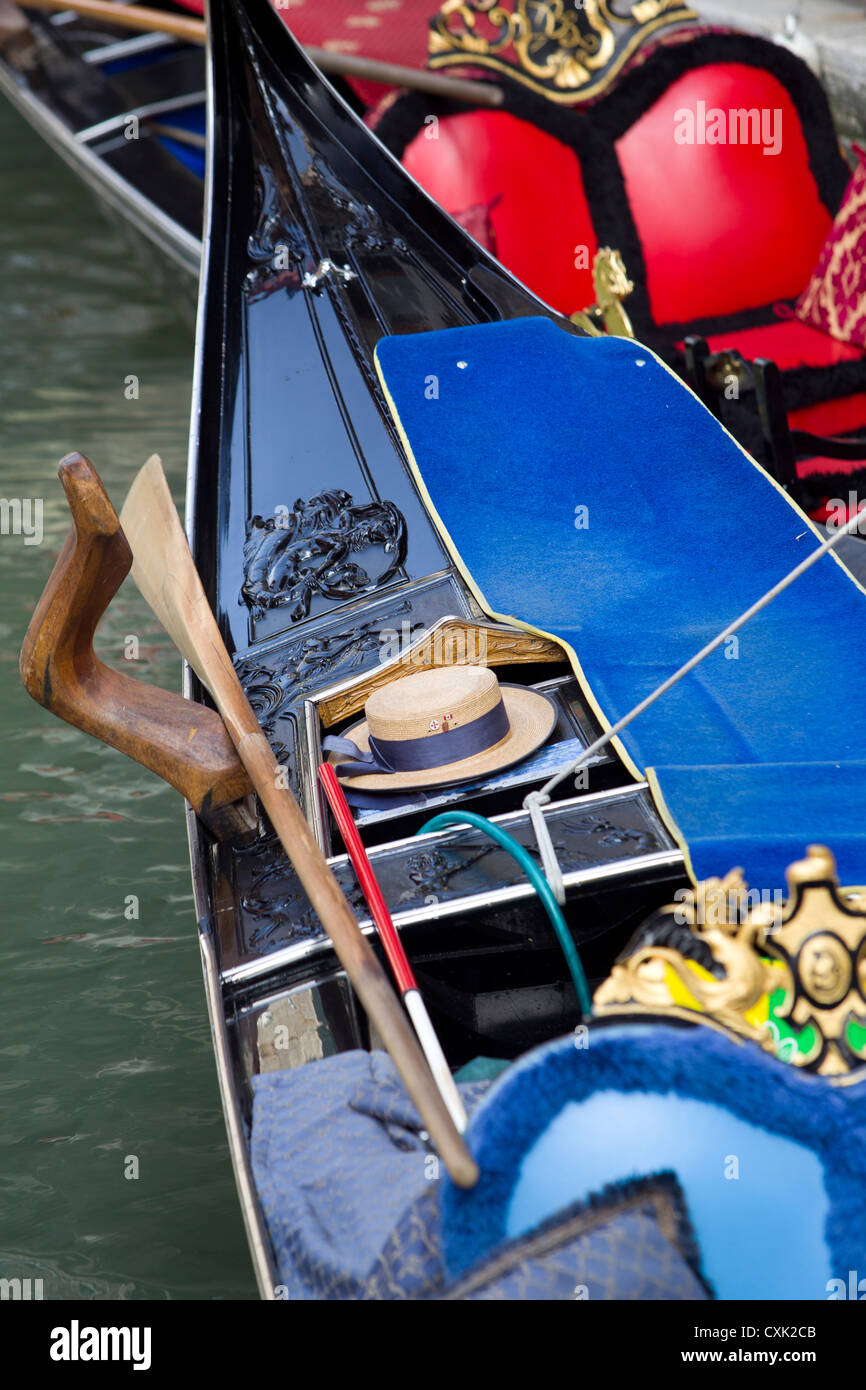 Chapeau de paille et oar reposant sur une gondole à Venise, Italie Banque D'Images