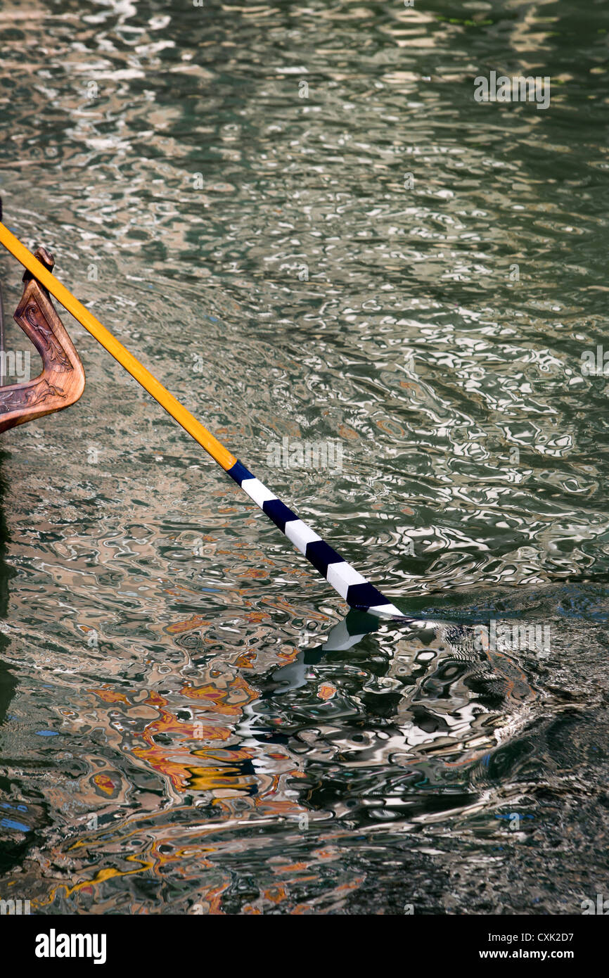 Dans l'eau poussant oar gondoliers dans un canal à Venise, Italie Banque D'Images