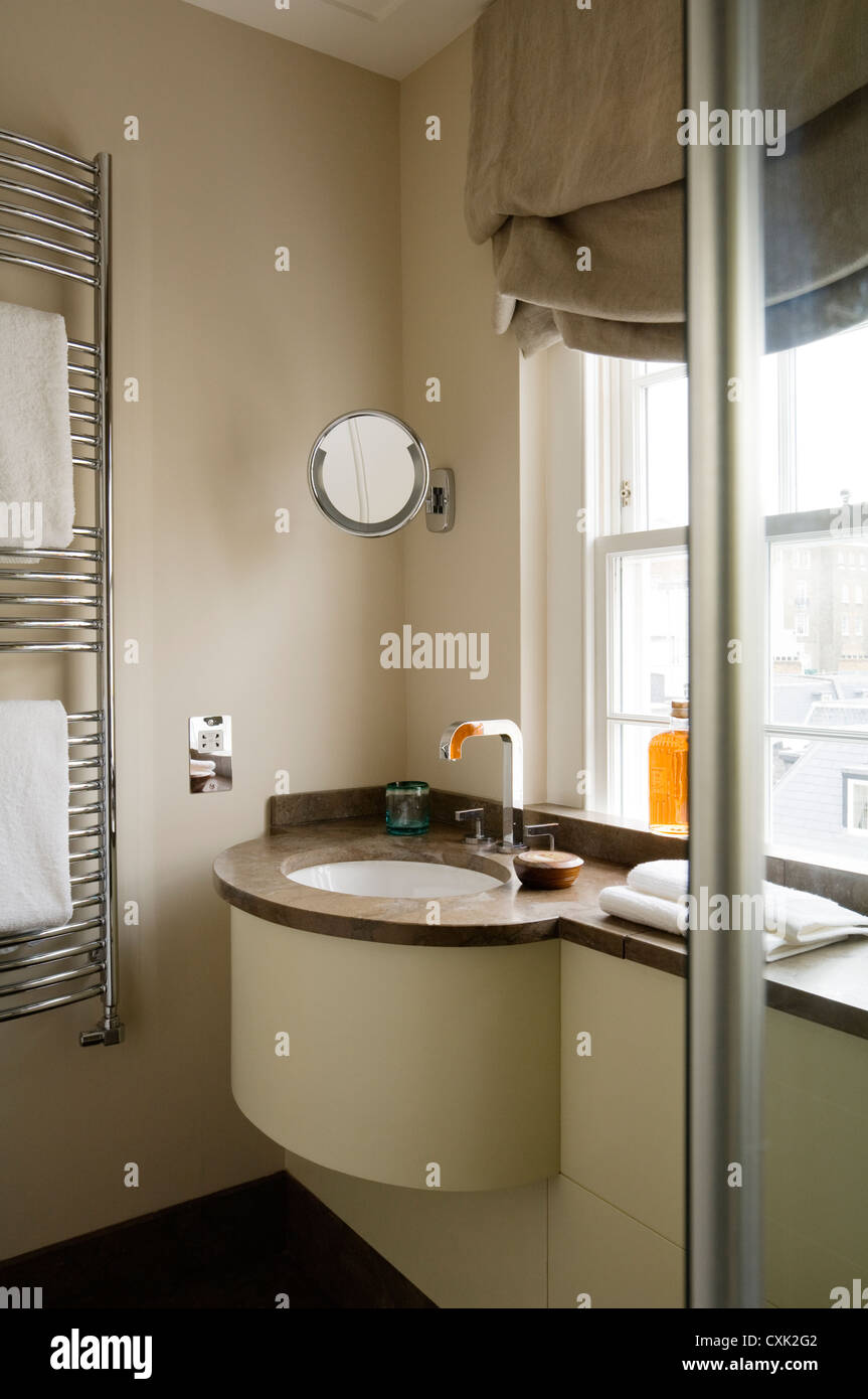 La couleur Couleurs d'intérieur salle de bains sèche-serviettes stores traitement de fenêtre sèche-serviettes en beige brown petit miroir appuyez sur le bouchon de raccord Banque D'Images