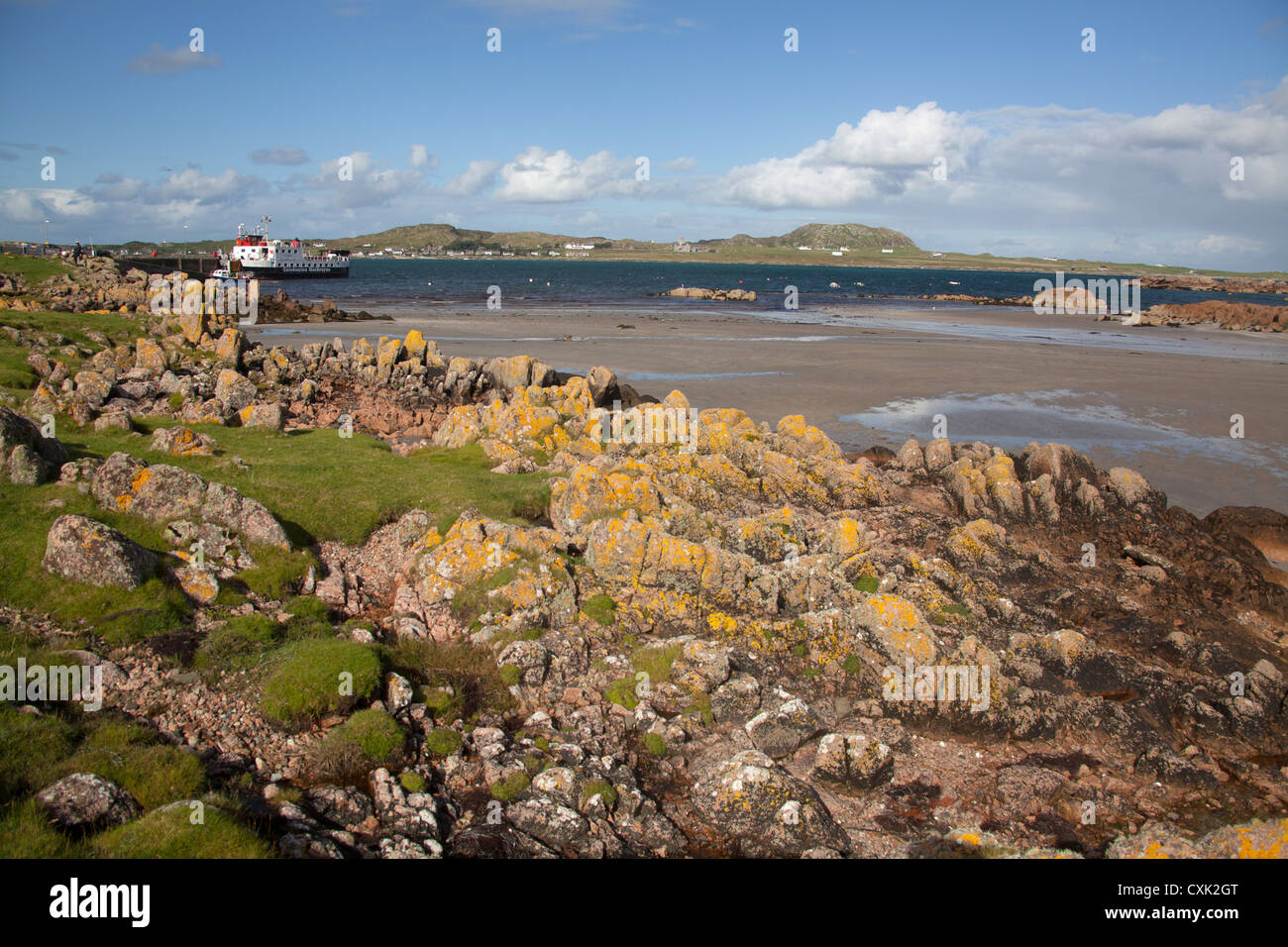 Île de Mull, en Ecosse. Les rives du Fionnphort avec le Mull Iona à CalMac ferry 'Loch Buie' amarré à la jetée. Banque D'Images