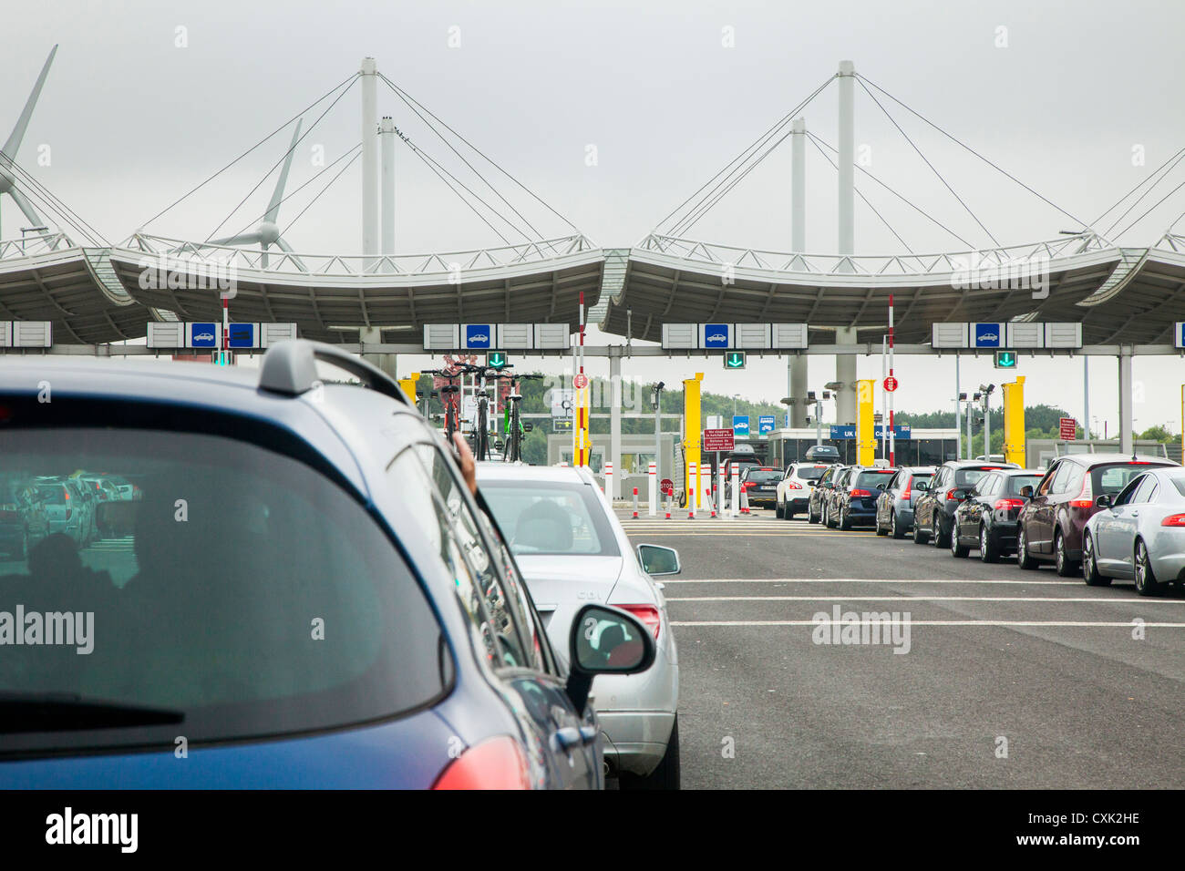Des files d'attente des véhicules à la UK Border Control à Calais, France. Banque D'Images