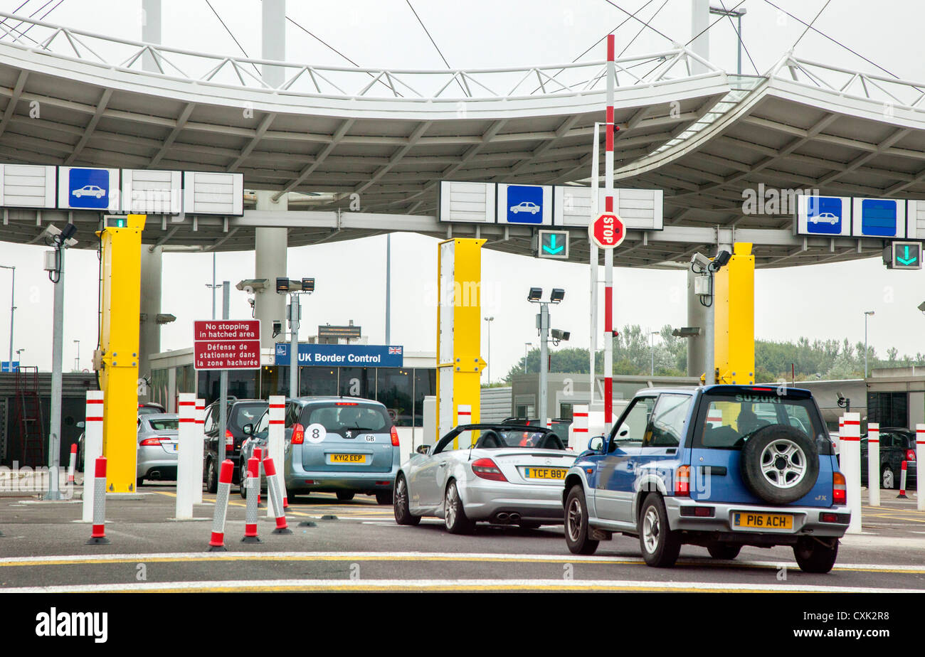 Des files d'attente des véhicules à la UK Border Control à Calais, France. Banque D'Images