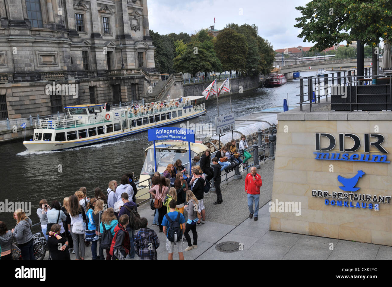 La rivière Spree et DDR museum Berlin Allemagne Banque D'Images