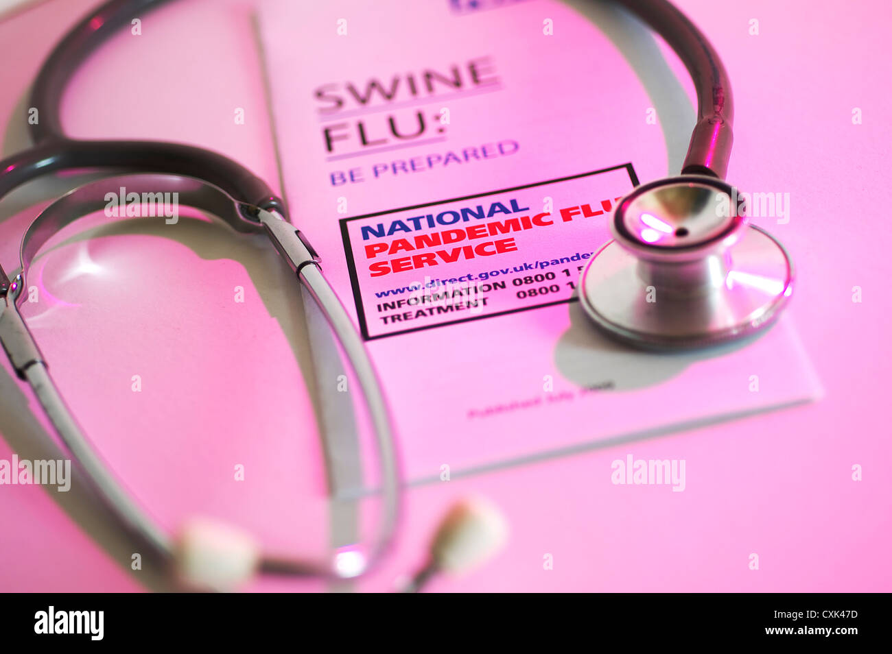 Grippe porcine se préparer à une pandémie nationale publique Gouvernement du Royaume-Uni NHS notice avec un stéthoscope Banque D'Images