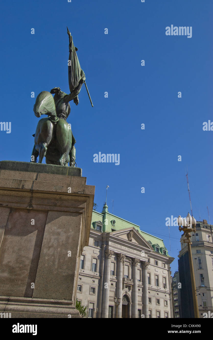 Statue du général Manuel Belgrano avec drapeau dans la Plaza de Maire par la Banque de la Nation Argentine, Buenos Aires, Argentine Banque D'Images