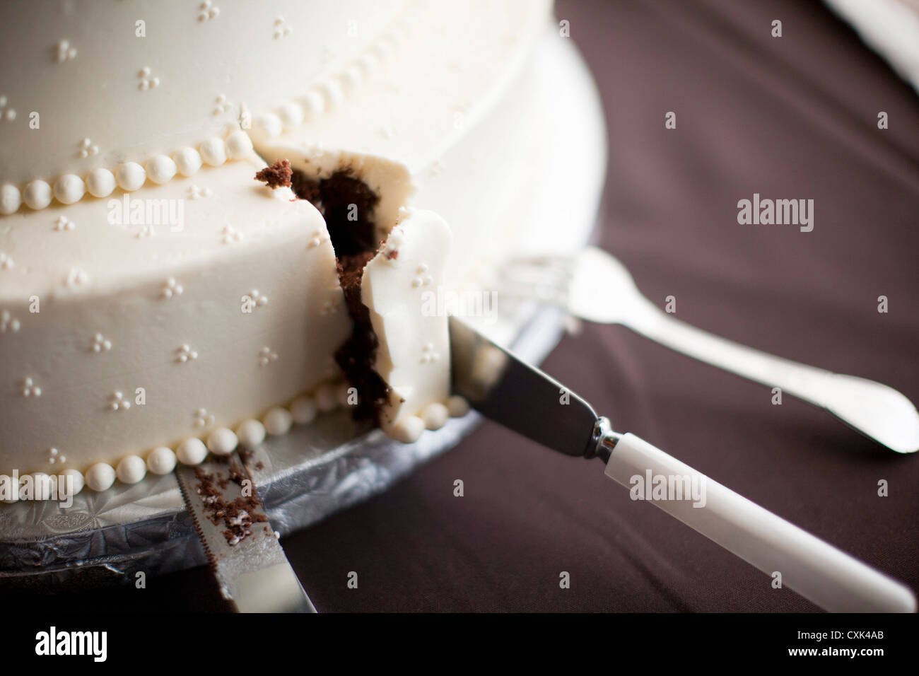 Close-up de gâteau de mariage étant coupé Banque D'Images