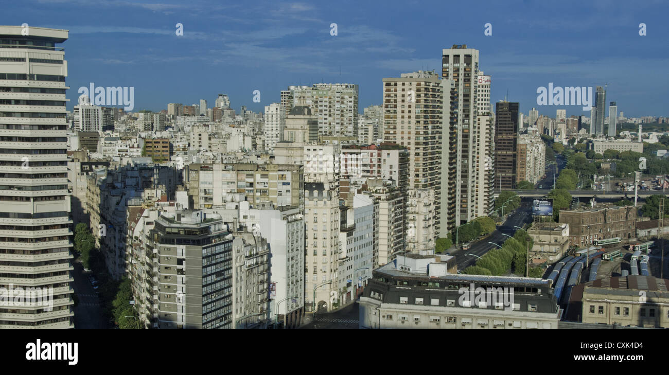 Lever du soleil sur l'avenue Libertador à Buenos Aires, Argentine, Amérique du Sud Banque D'Images