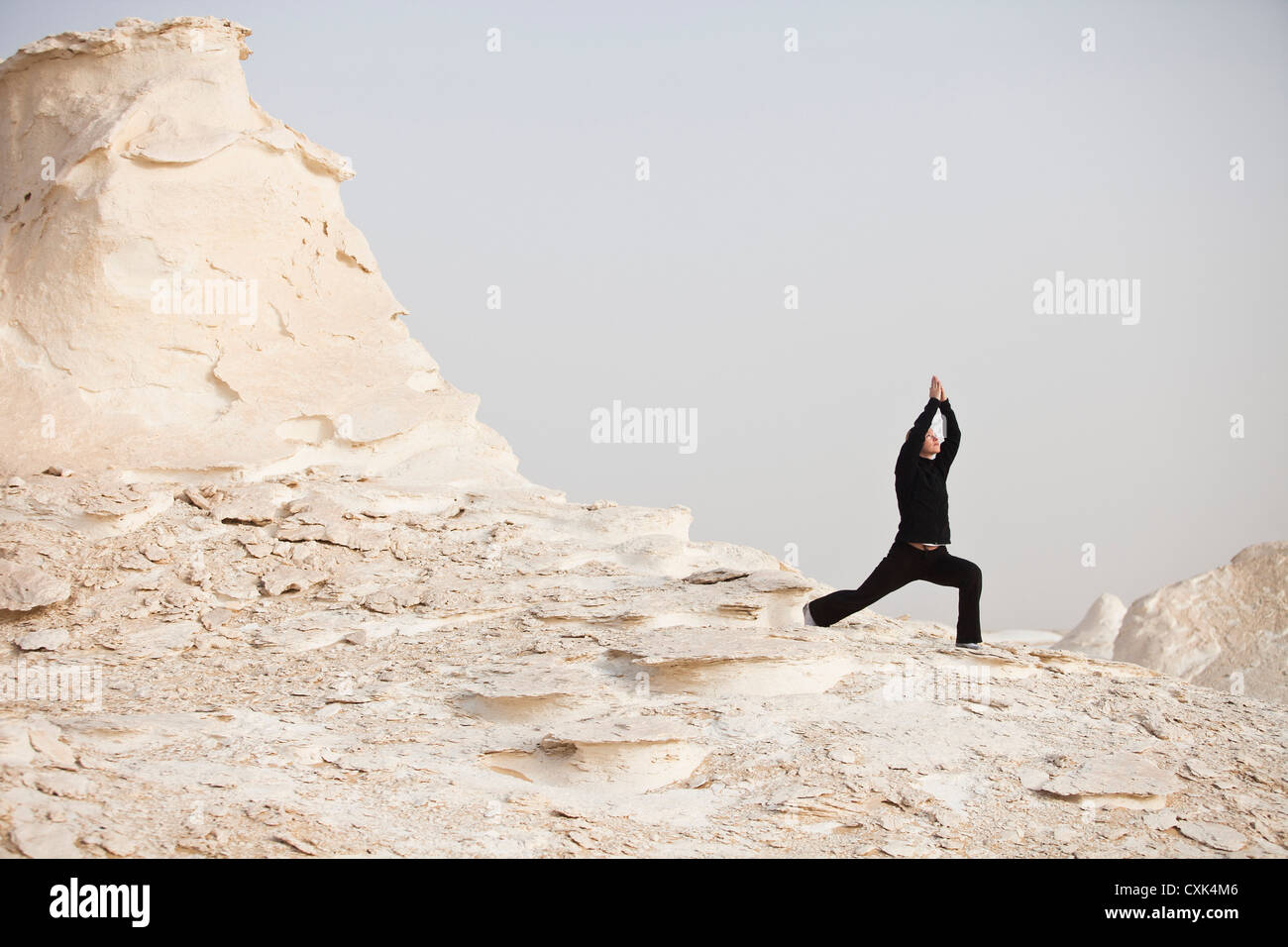 Woman doing Yoga, Désert Blanc, Farafra, Egypte Banque D'Images