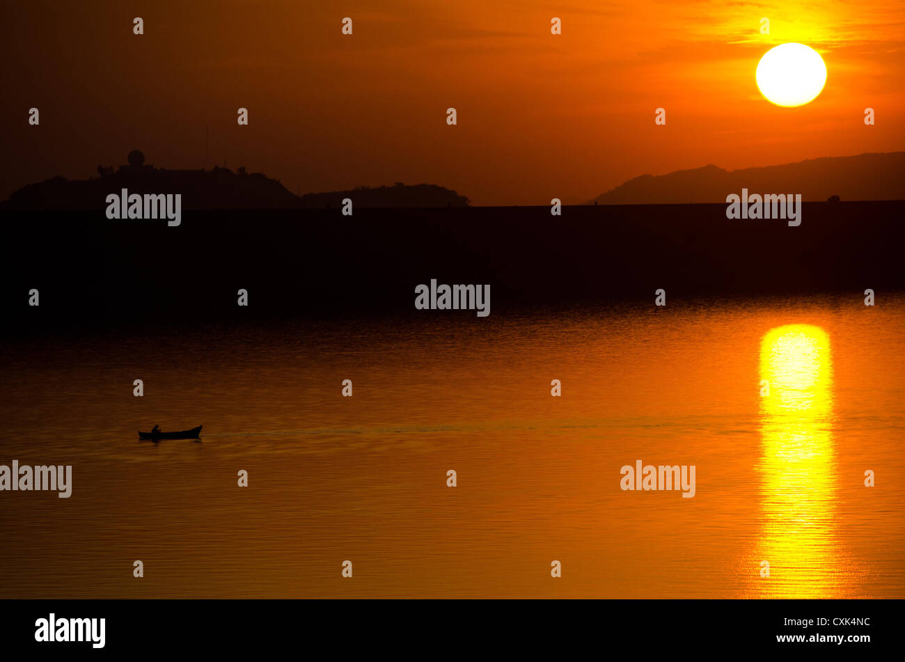 Un coucher de soleil à Mangla Barrage, Mirpur Azad Cachemire. Banque D'Images