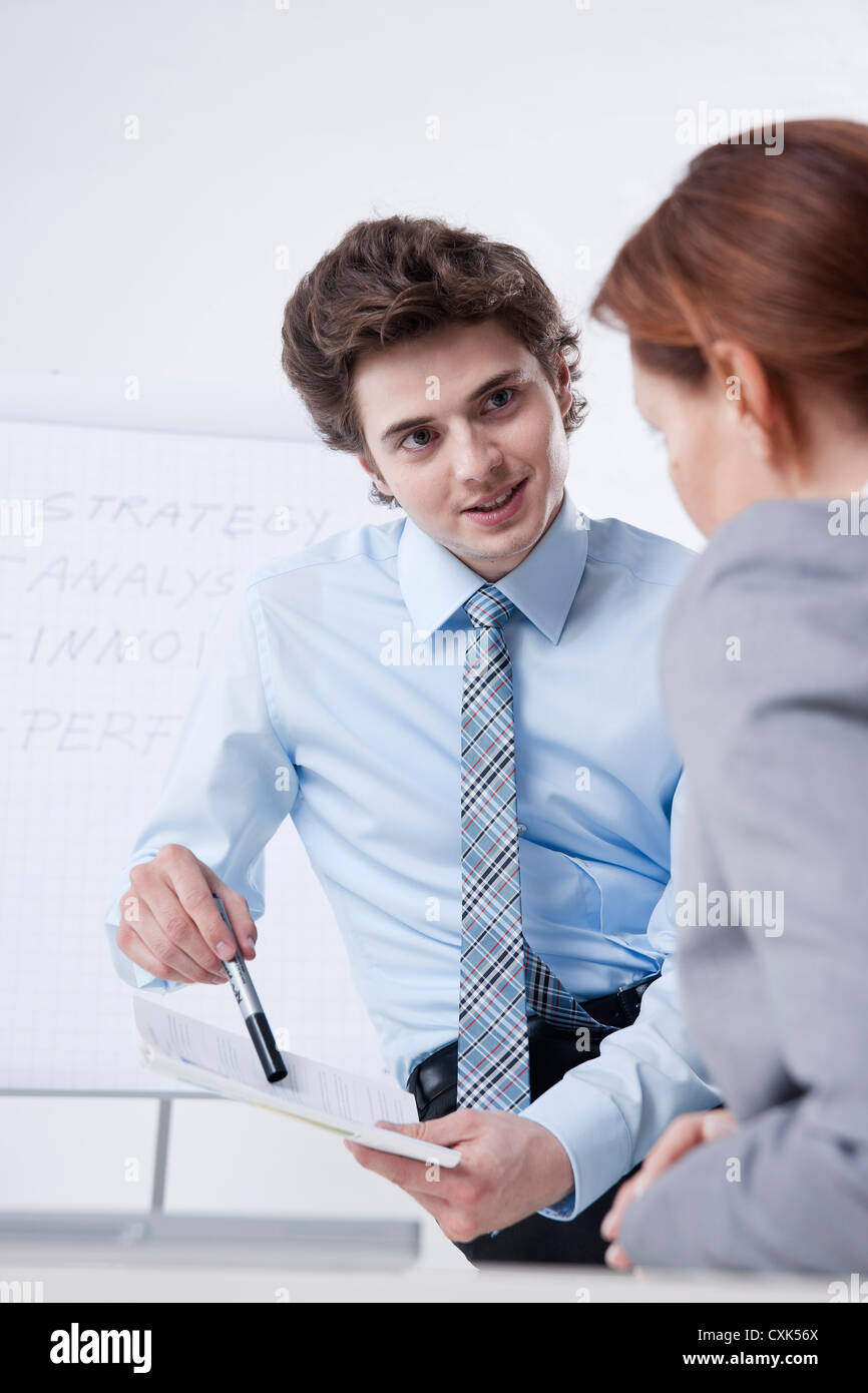Young Businessman giving Presentation to Businesswoman Banque D'Images