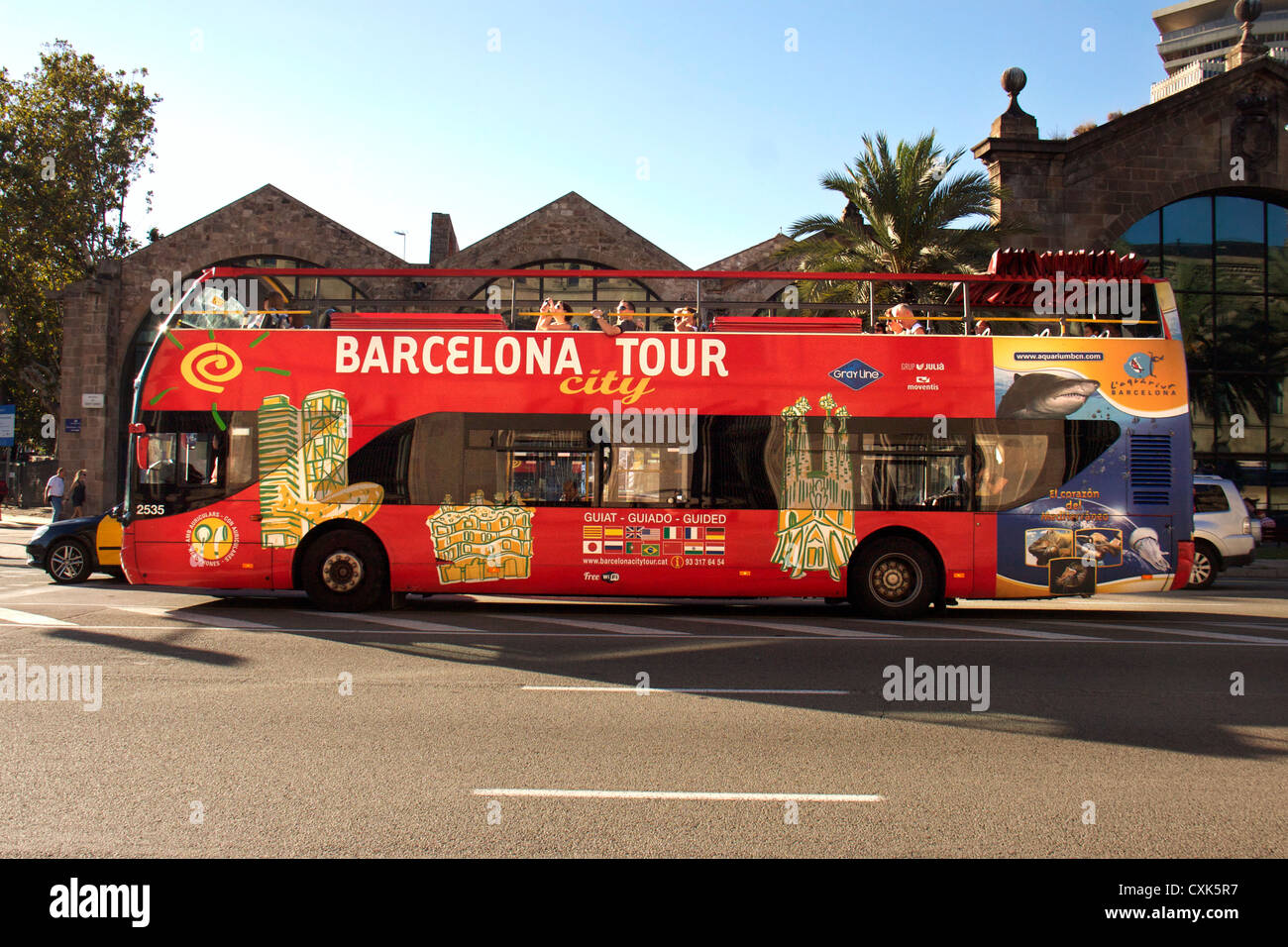 La ville de Barcelone vue voyant l'hop on hop off bus dans les rues de Barcelone, Espagne, Europe Banque D'Images