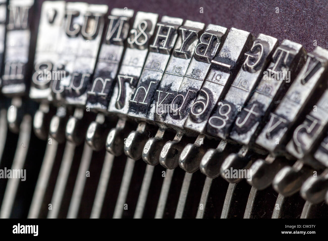 Un gros plan d'une antique machine à écrire et les touches et les lettres et de bars. Banque D'Images