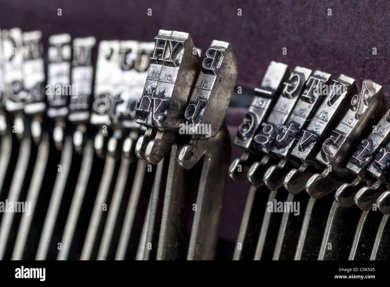 Un gros plan d'une antique machine à écrire et les touches et les lettres et de bars. Banque D'Images