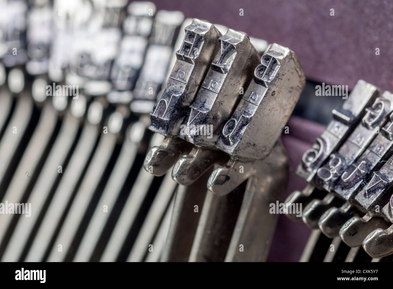 Un gros plan d'une antique machine à écrire et les touches et les lettres et de bars. Banque D'Images