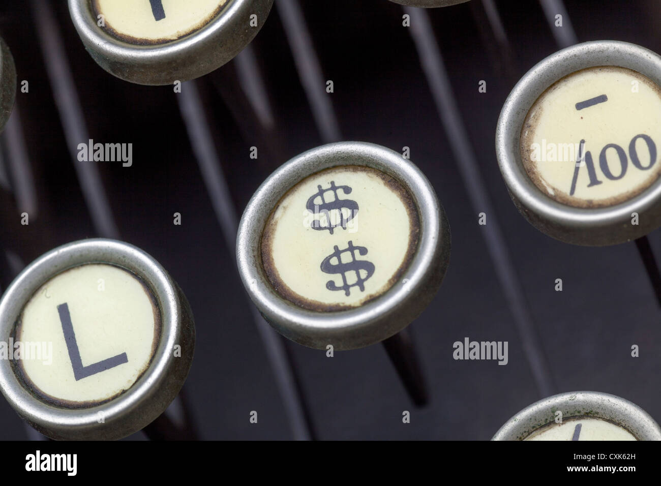 Un gros plan d'une antique machine à écrire et les touches et les lettres et de bars. Banque D'Images