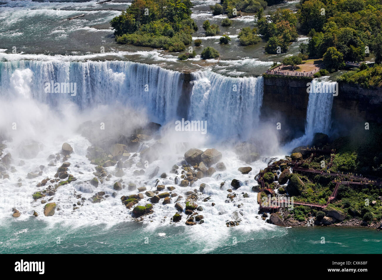 Les visiteurs à l'American Falls, Niagara Falls, New York Banque D'Images