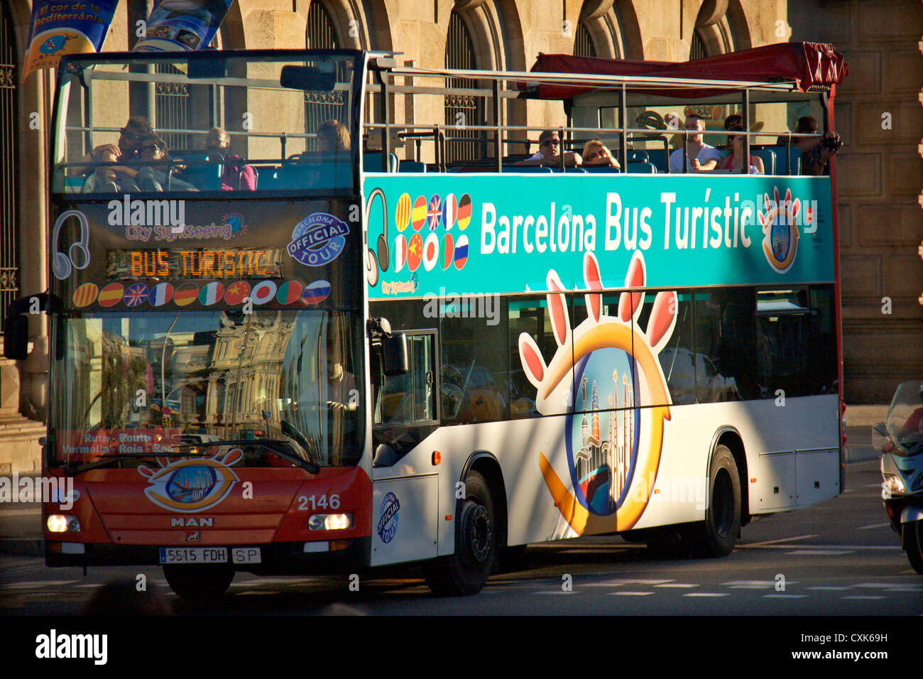 La ville de Barcelone vue voyant l'hop on hop off bus dans les rues de Barcelone, Espagne, Europe Banque D'Images