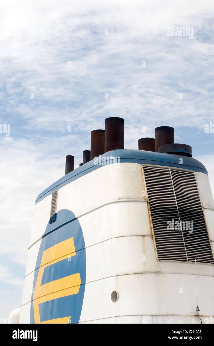 Entonnoirs entonnoir navires navires ferries ferry voyage tuyaux tuyau d'échappement du moteur diesel Banque D'Images