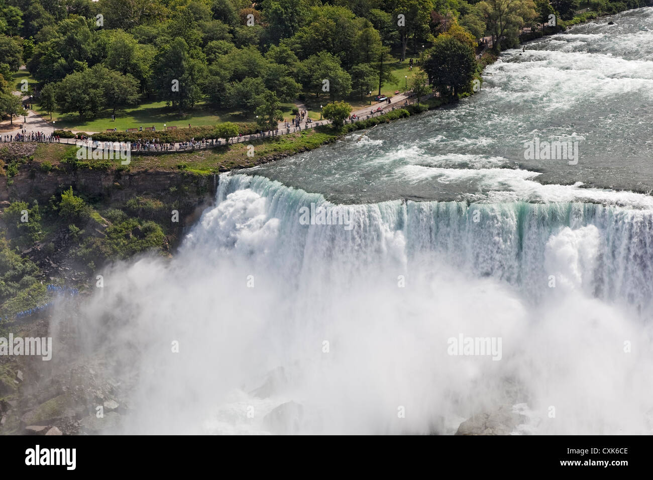 Les visiteurs à l'American Falls à Niagara Falls. Banque D'Images