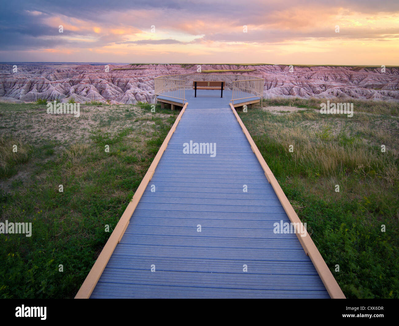Sentier et coucher de soleil dans le Parc National de Badlands, dans le Dakota du Sud. Banque D'Images