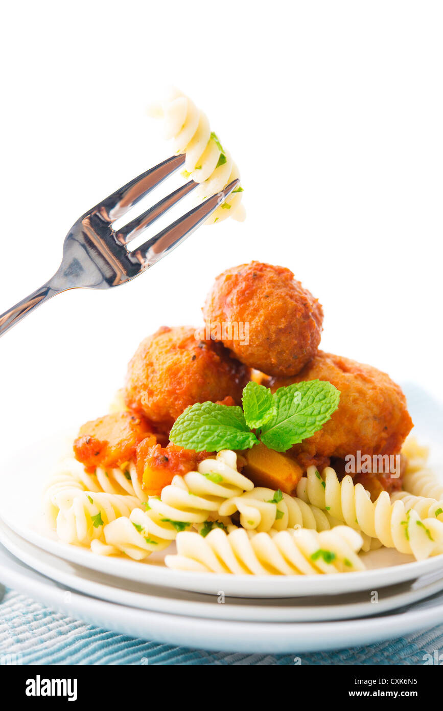 Sur fourche Fusilli fusilli meatball, comme arrière-plan Banque D'Images