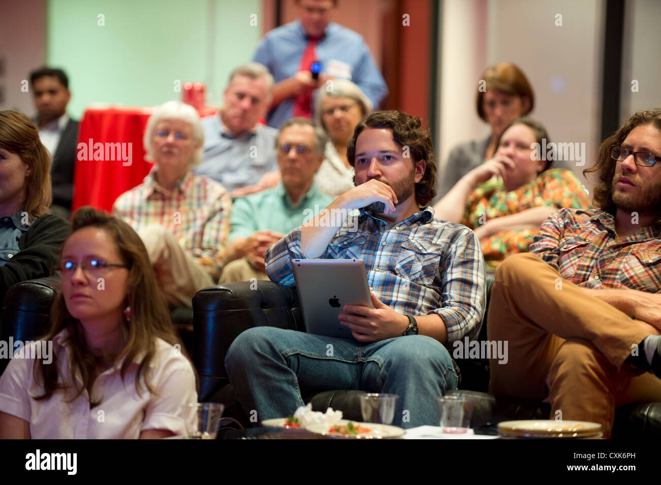 Les électeurs sans doute regarder la télévision grand écran montrant débat télévisé entre les candidats à l'élection présidentielle, Barack Obama et Mitt Romney Banque D'Images