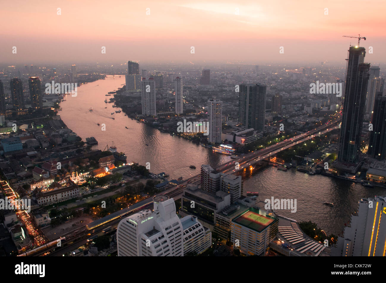 Coucher du soleil et la ville de la rivière Chao Phraya, Bangkok, Thaïlande Banque D'Images