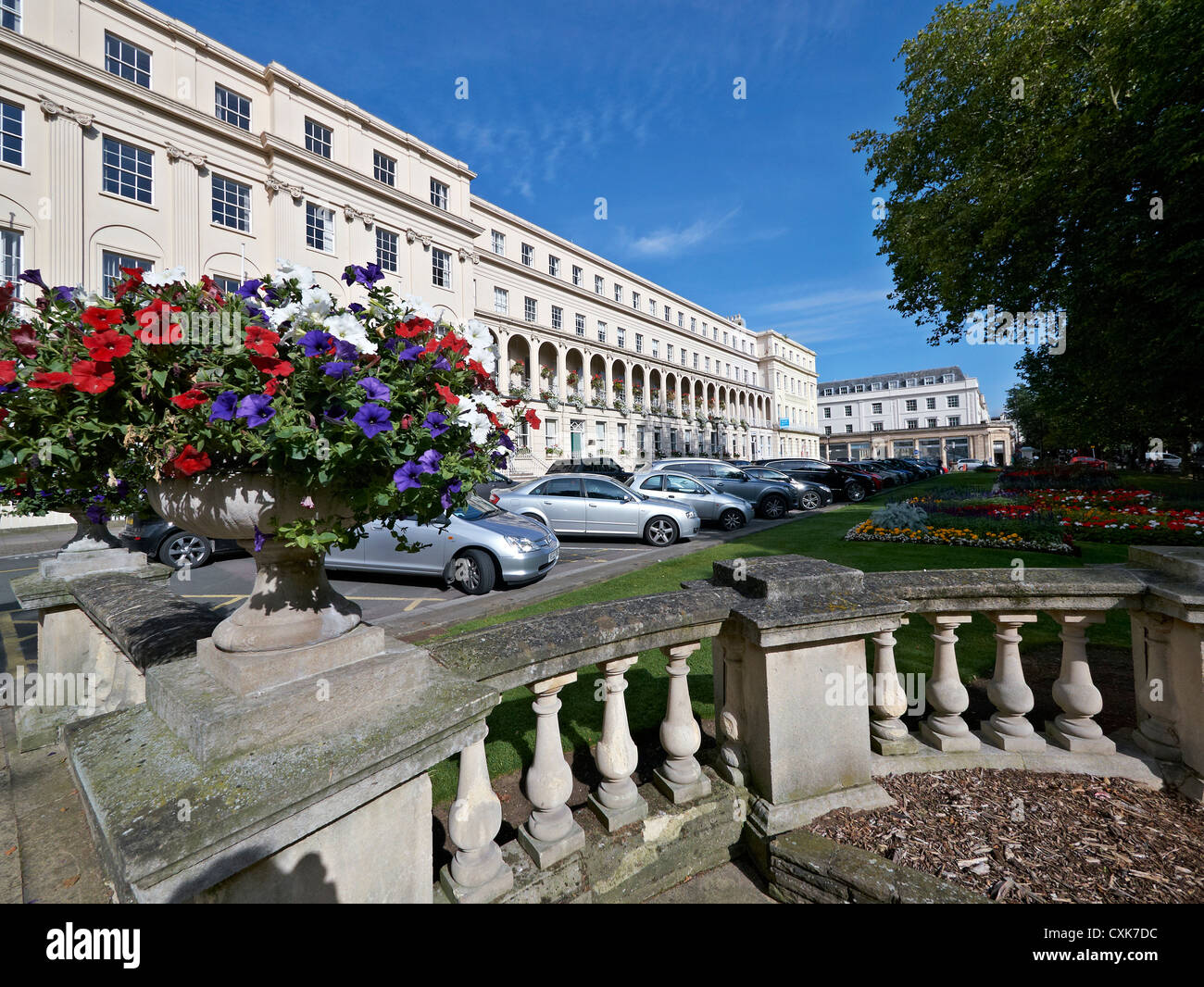 Cheltenham, architecture. Georgian Municipal bureaux et terrasses d'appartements résidentiels à la Promenade Cheltenham Gloucestershire Angleterre Royaume-Uni Banque D'Images