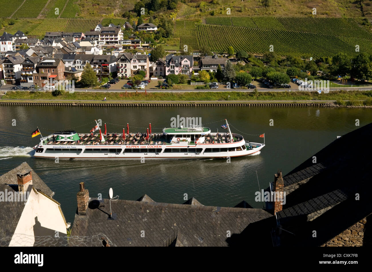 Bateau de plaisance sur la rivière de la Moselle à Cochem, Allemagne. Banque D'Images
