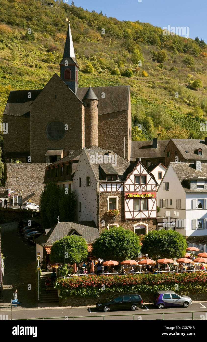 Avis de restaurant & église sur la rive sud de la rivière Mosel, Cochem, Allemagne. Banque D'Images
