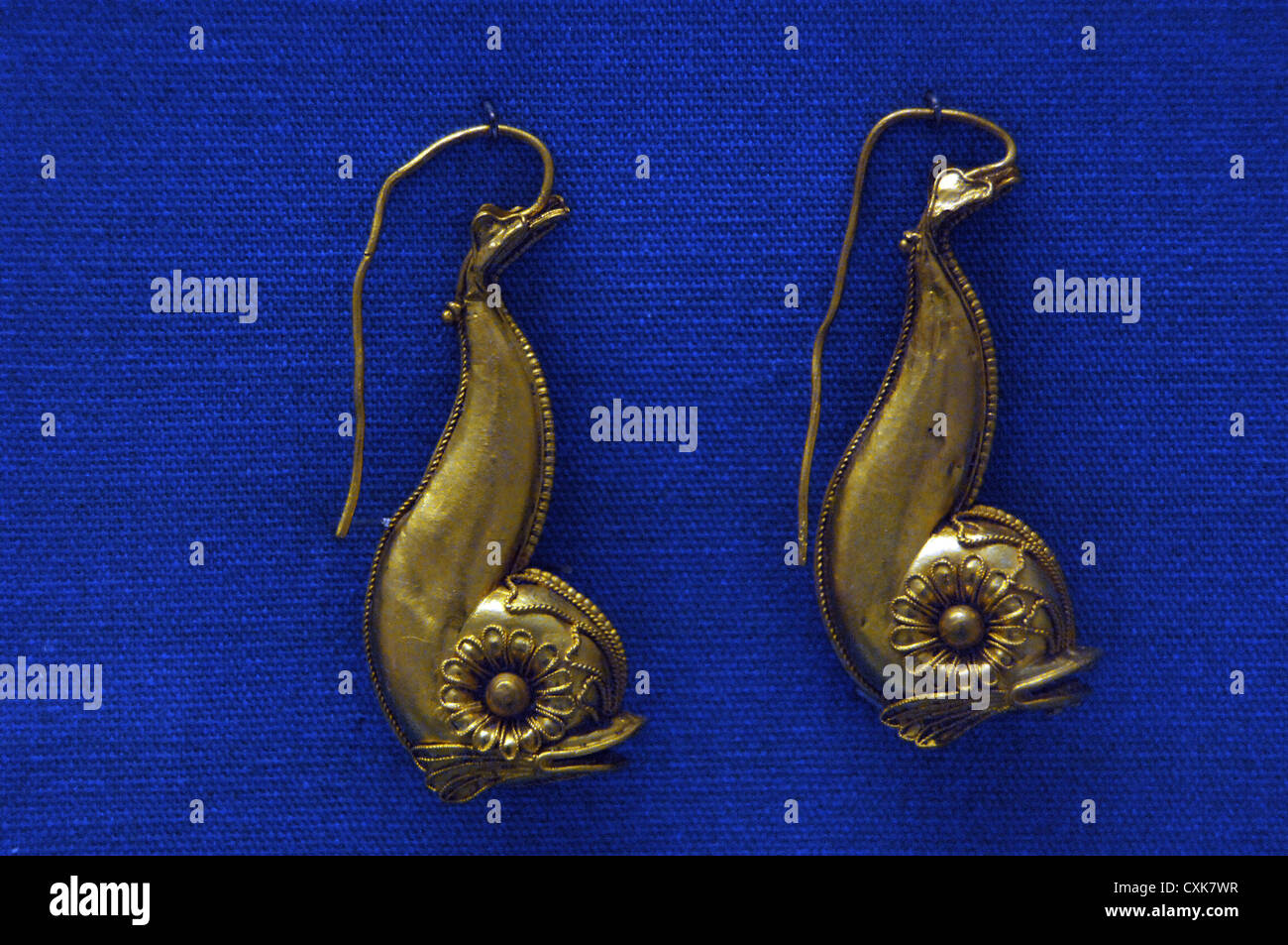 Boucles d'oreilles avec la forme d'un dauphin. L'or. De Tarente. British Museum. Londres. L'Angleterre. United Kingdom. Banque D'Images