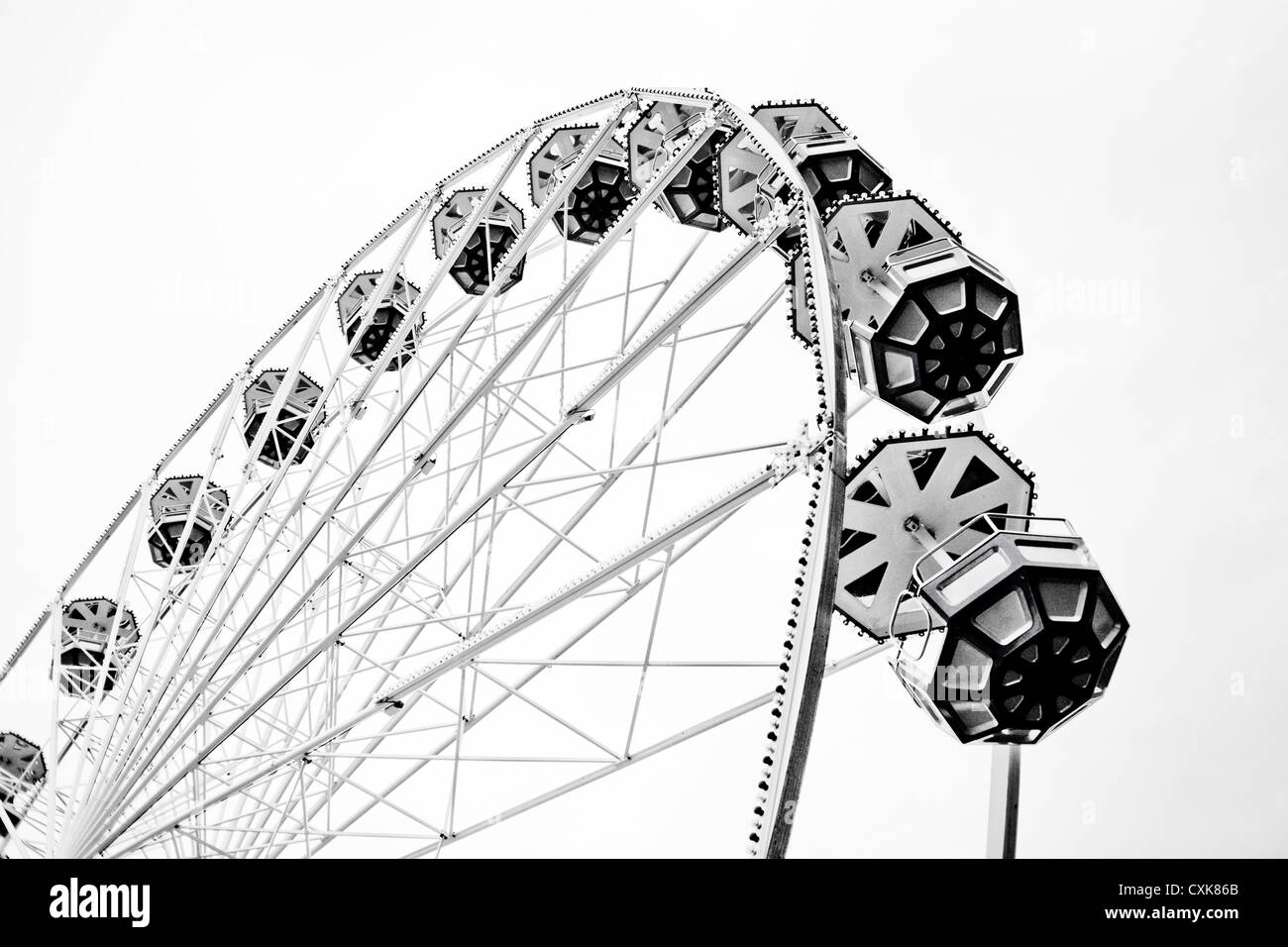 Grande roue en classique noir et blanc, photo faite le troisième d'octobre dans la ville de Leiden. Banque D'Images