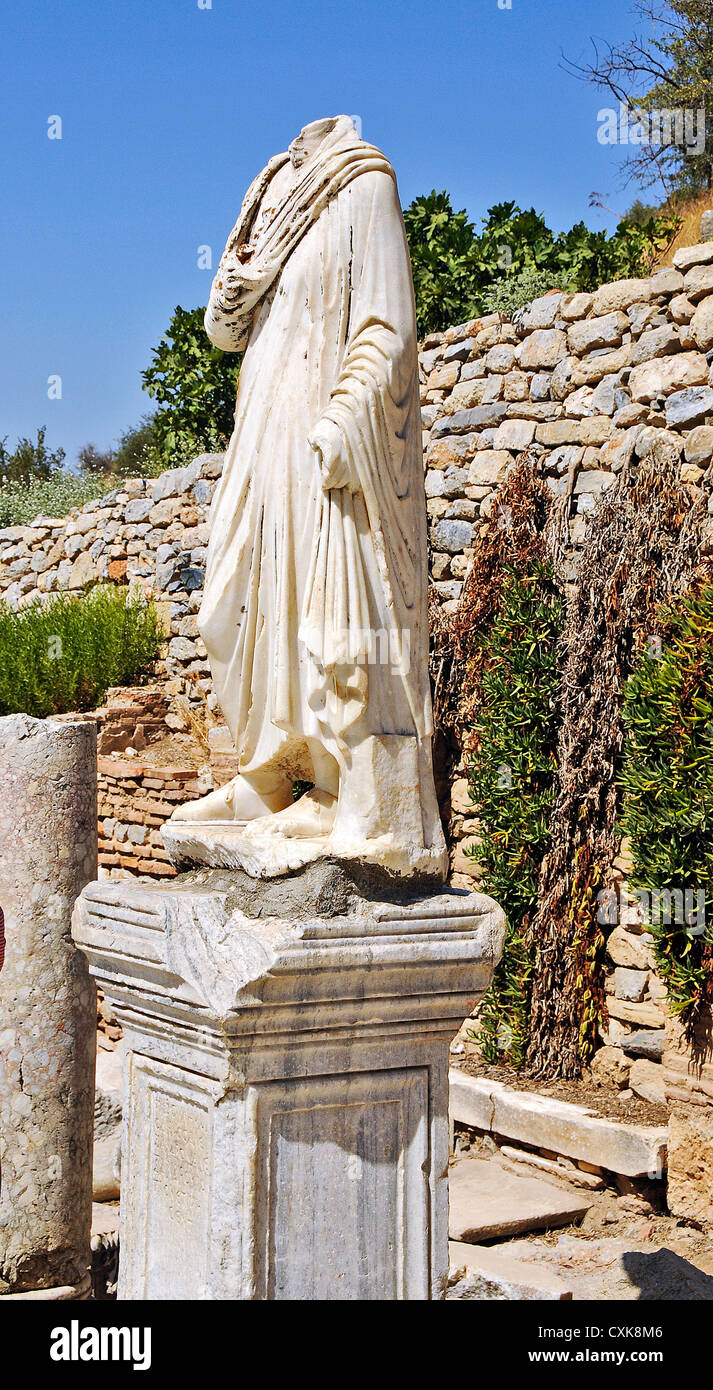 Statue sans tête, Curetes Street à l'UNESCO World Heritage Site Archéologique, Éphèse, Turquie Banque D'Images