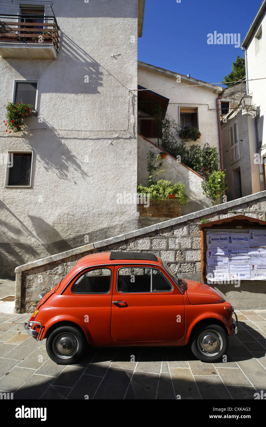 Fiat 500 stationné à San Valentino Citeriore, Italie. Banque D'Images