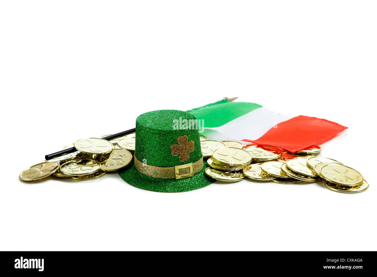 Le jour de la Saint Patrick chapeau leprechaun y compris les décorations, les pièces d'or et et drapeau irlandais sur fond blanc Banque D'Images