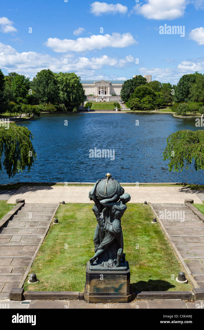 Le Cleveland Museum of Art avec Frank Jirouch's sculpture 'Nuit passant la Terre à jour' en premier plan, Wade Park, Ohio, USA Banque D'Images