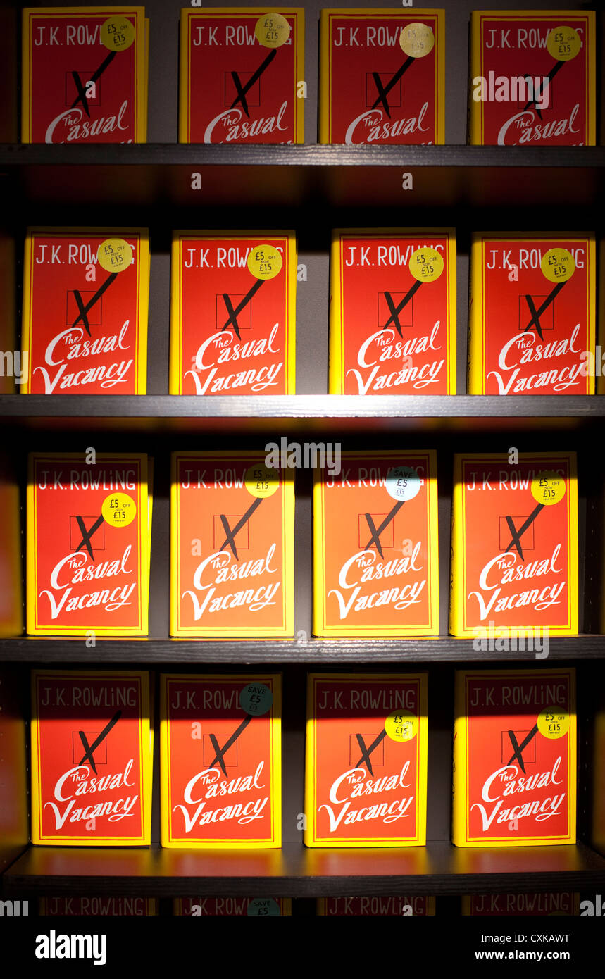 Des étagères avec le dernier roman de JK Rowling, la vacance à un magasin de livres en Angleterre, Royaume-Uni Banque D'Images