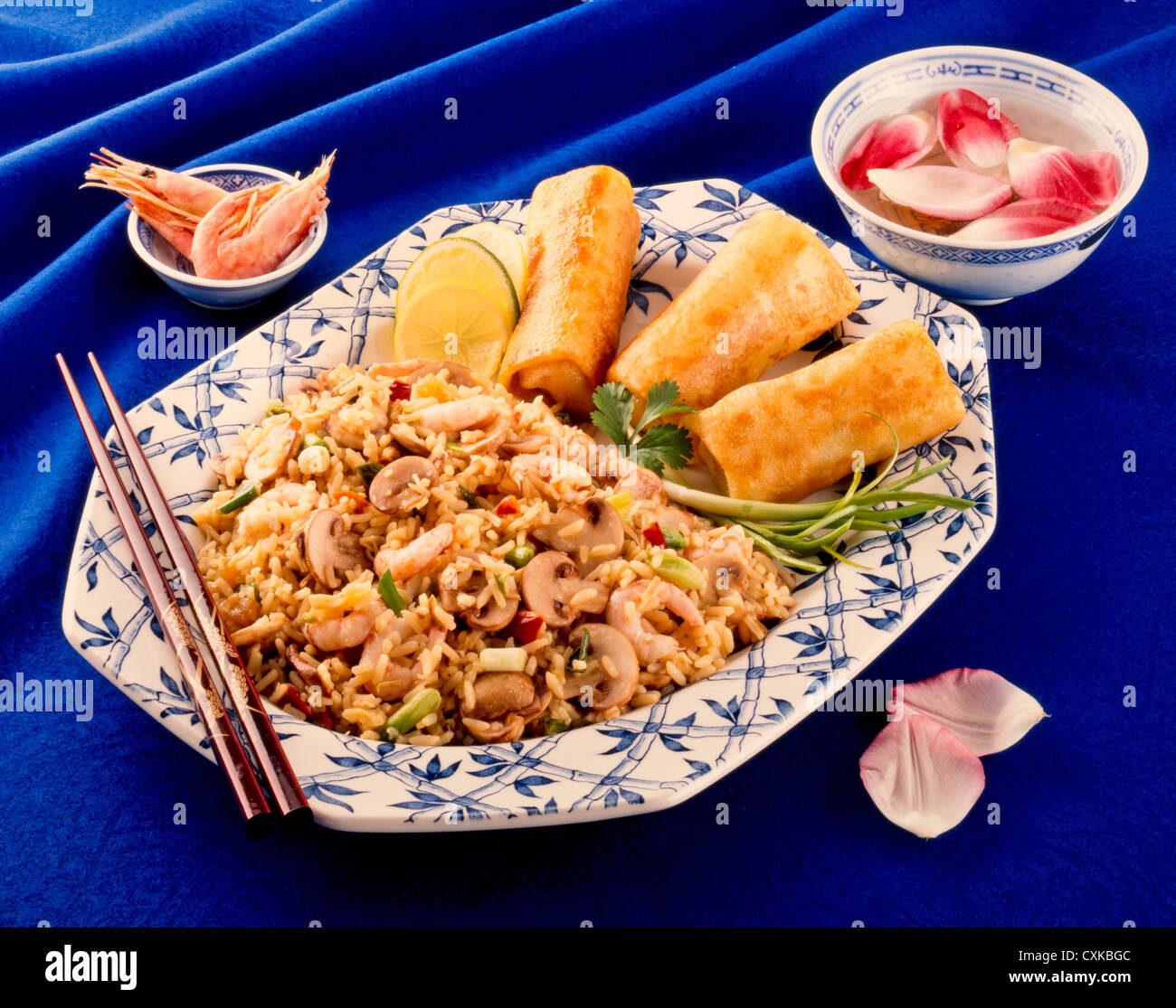 Crevettes crevettes sautées ou riz AVEC DES ROULEAUX DE PRINTEMPS Banque D'Images