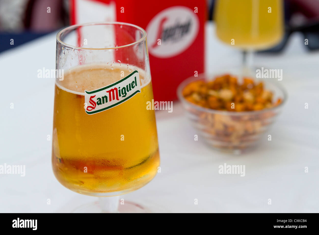 Verre de bière San Miguel sur une table dans un bar espagnol en Espagne Banque D'Images