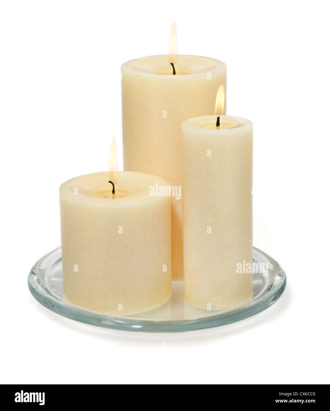 La taille varie de trois bougies allumées sur le verre plat photographié sur un fond blanc Banque D'Images