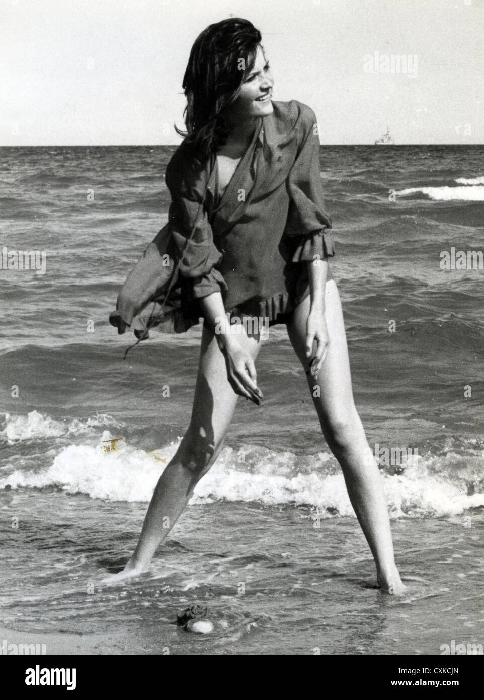 SANDIE SHAW la chanteuse pop britannique sur la plage à San Remo en 1966 entre les répétitions de la chanson Banque D'Images